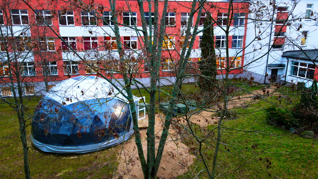 50m2 Lauko Klasė Ø8m Kupolas | Vilniaus savivaldybės Grigiškių gimnazija